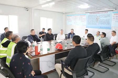 香港?，斞劭萍瘓F(tuán)副總裁李春山與參建單位負(fù)責(zé)人座談